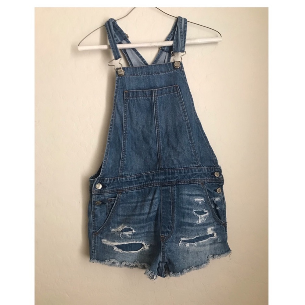 american eagle outfitters distressed overalls!